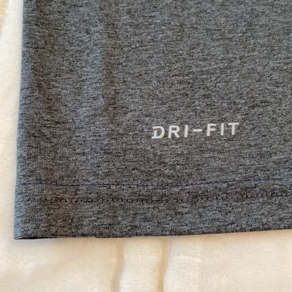 The Nike Tee dry fit Yale long-sleeve shirt, size XL - Picture 6 of 8